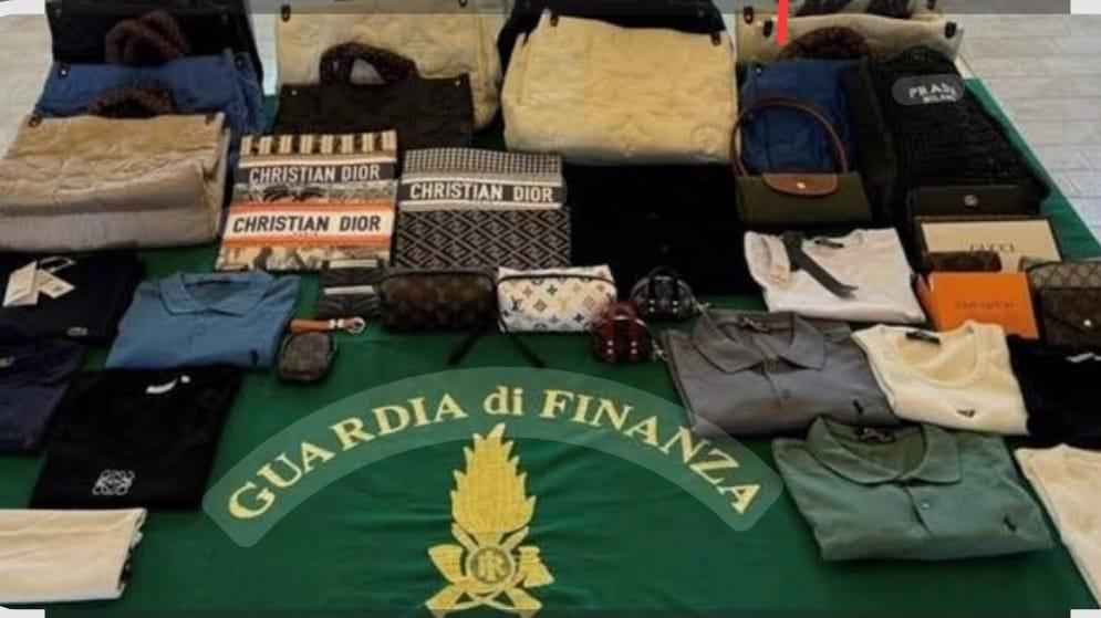 In vendita abiti e borse di Prada, Gucci e Versace, ma erano tutti dei falsi. Sequestrati 2300 articoli, denunciato un 37enne