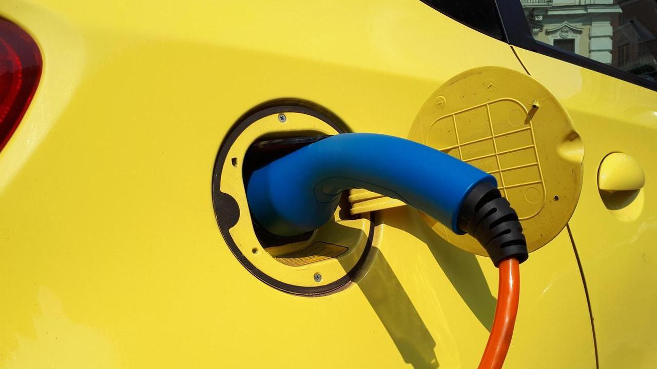 Bonus auto elettriche, nuovo click day sabato 22 novembre: disponibili oltre 10 mila voucher