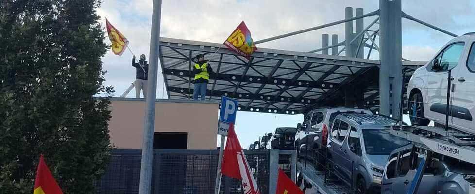 Faldo, i lavoratori protestano sul tetto: «Ottenuto l’ok all’anticipo della cassa»