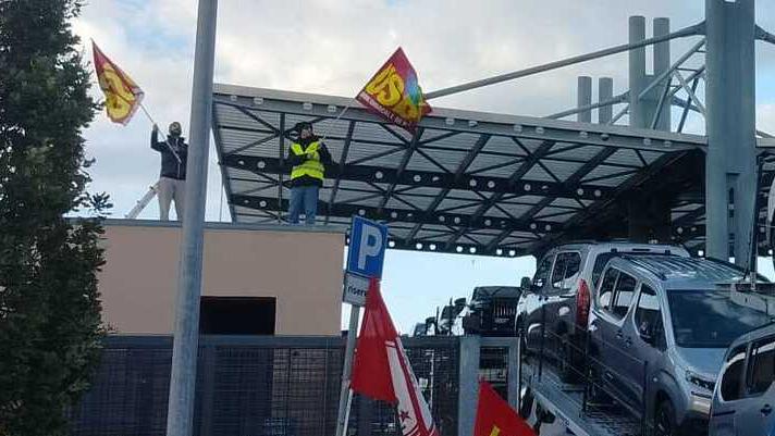 Faldo, i lavoratori protestano sul tetto: «Ottenuto l’ok all’anticipo della cassa»