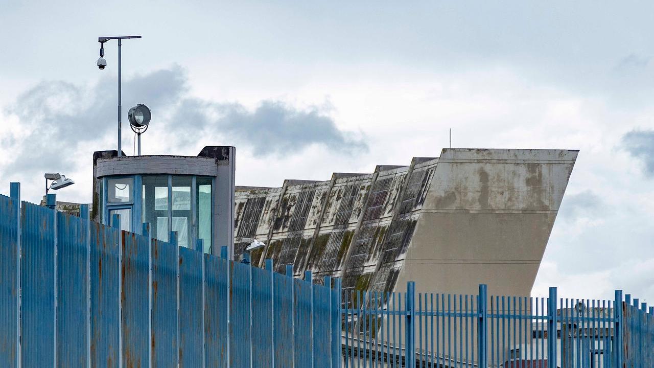 Firenze, incendio nella sezione psichiatrica di Sollicciano: detenuti ustionati. L’allarme dei volontari