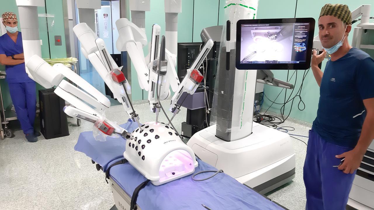 
	Il responsabile del reparto di&nbsp;Urologia&nbsp;Massimo Madonia in sala operatoria davanti al robot Da Vinci

