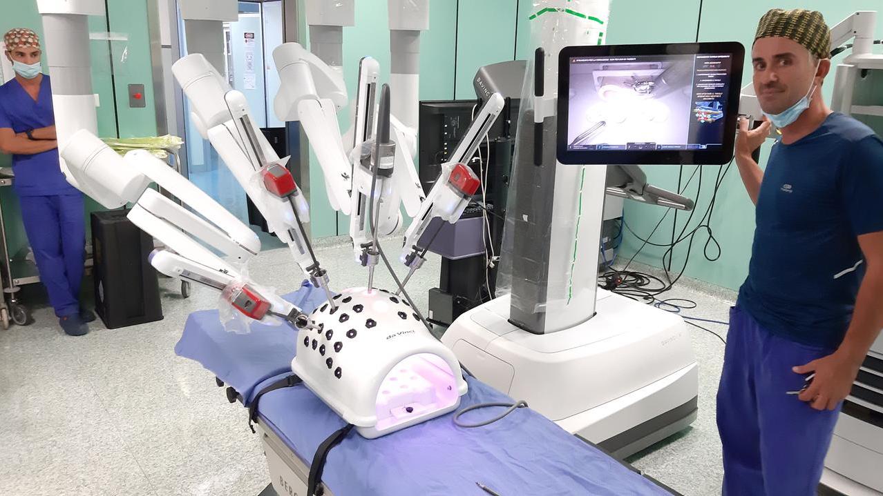 Il responsabile del reparto di Urologia Massimo Madonia in sala operatoria davanti al robot Da Vinci