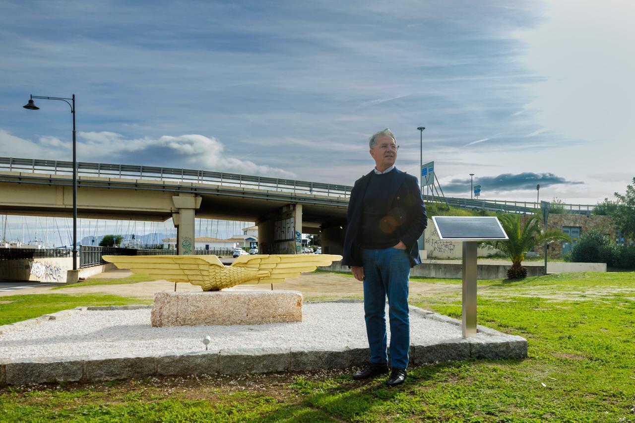 
	Il sindaco Settimo NIzzi accanto all'aquila

