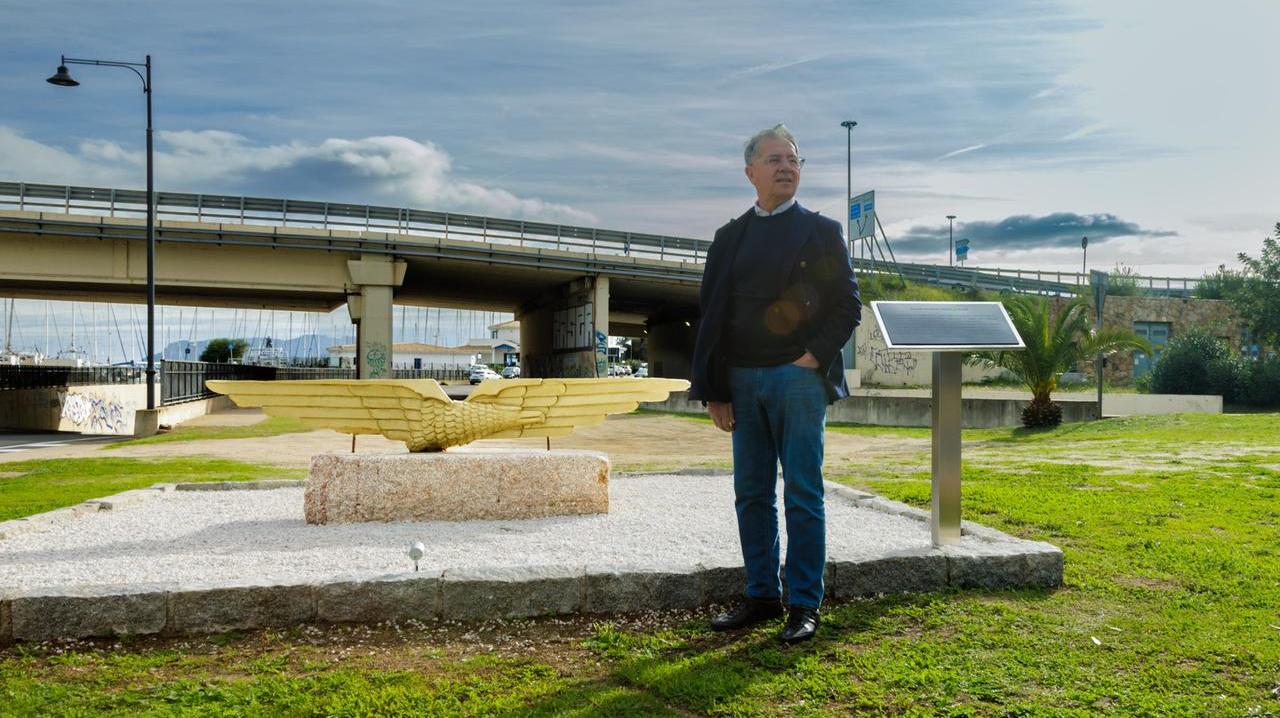 Il sindaco Settimo NIzzi accanto all'aquila