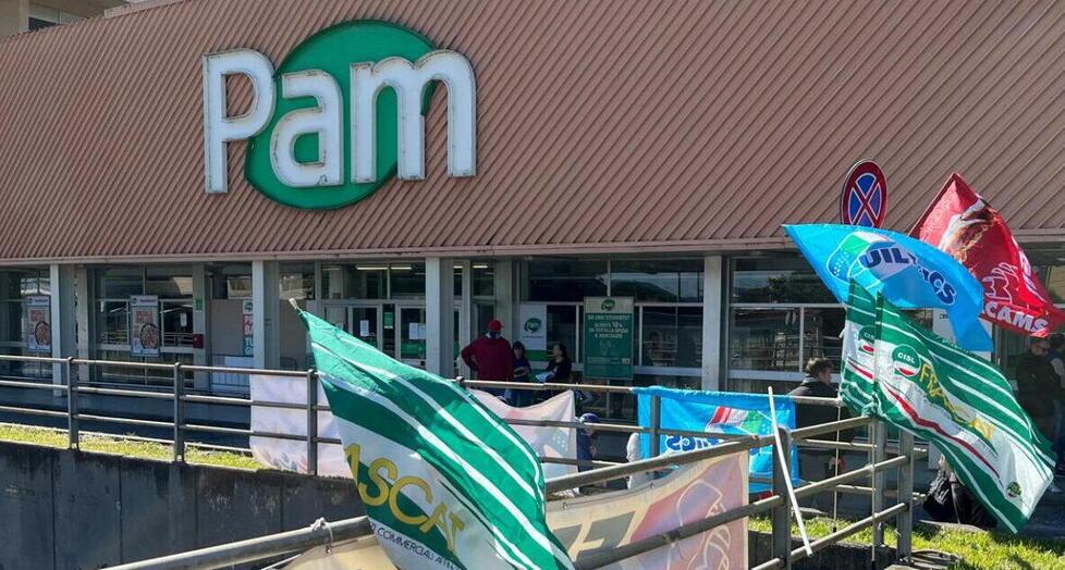 
	Bandiere dei sindacati davanti a un negozio Pam (Foto d&rsquo;archivio)

