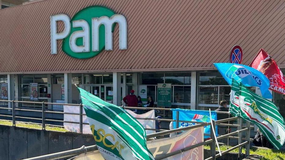 Bandiere dei sindacati davanti a un negozio Pam (Foto d’archivio)