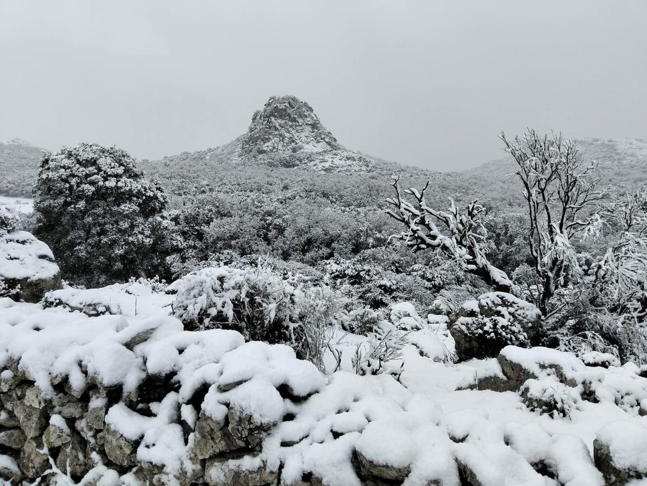 I primi fiocchi di neve nell’isola con l’assaggio d’inverno: ecco le immagini del paesaggio imbiancato