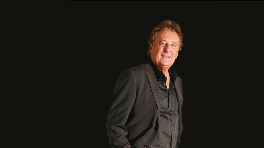 Enzo Iacchetti: «Maurizio Costanzo era un padre, con Ezio Greggio zero litigi. Dissi no ad Affari tuoi: non tradirei mai Striscia»