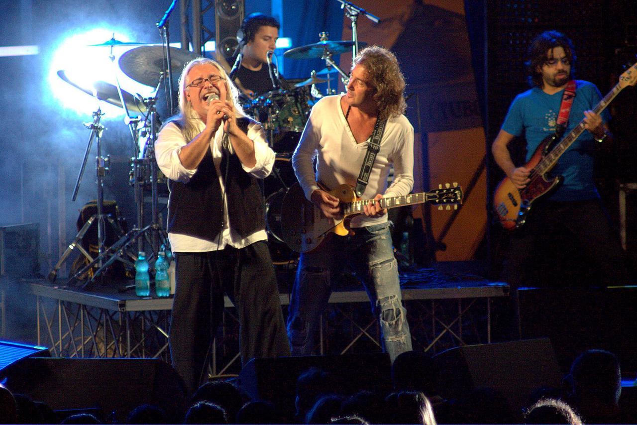 Beppe Dettori cantante e musicista in concerto con la band dei Tazenda nel 2010