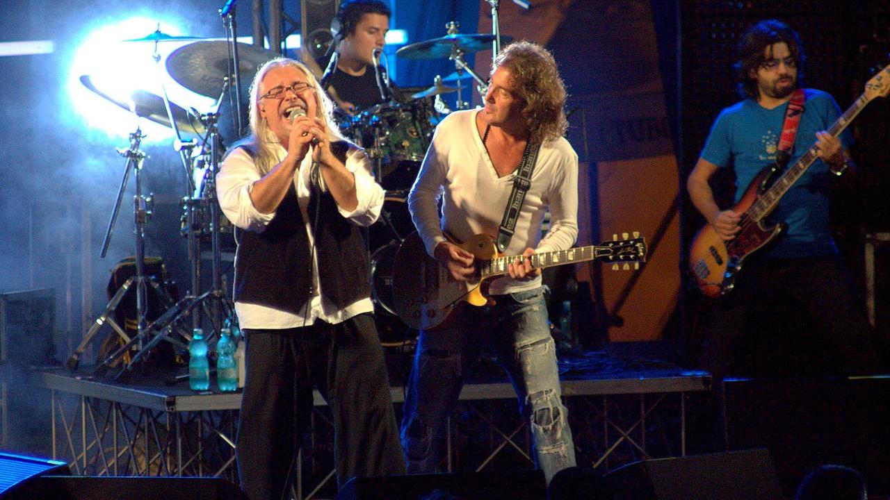 Beppe Dettori cantante e musicista in concerto con la band dei Tazenda nel 2010