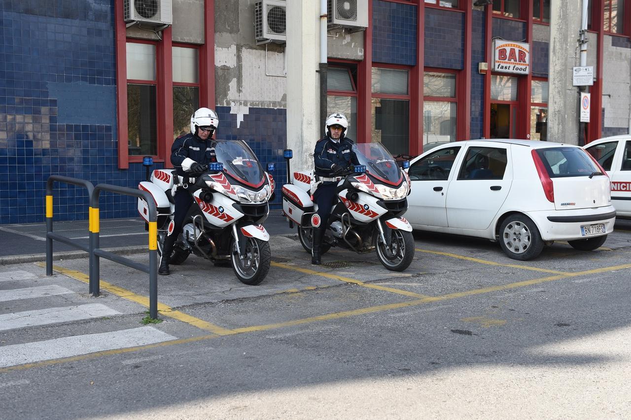 Prato, due agenti della polizia municipale aggrediti da un uomo che si era sdraiato per strada