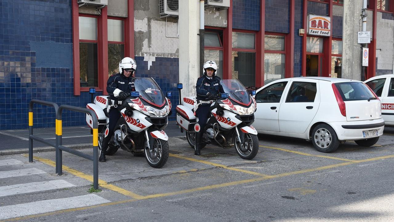 Prato, due agenti della polizia municipale aggrediti da un uomo che si era sdraiato per strada