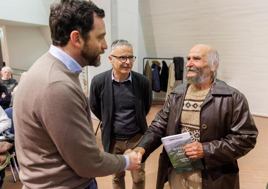 
	Mario Cecchi con il sindaco Alessandro Tomasi due anni fa alla presentazione del libro che racconta la sua storia (foto Nucci)

