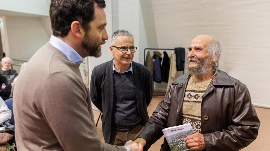 Mario Cecchi con il sindaco Alessandro Tomasi due anni fa alla presentazione del libro che racconta la sua storia (foto Nucci)
