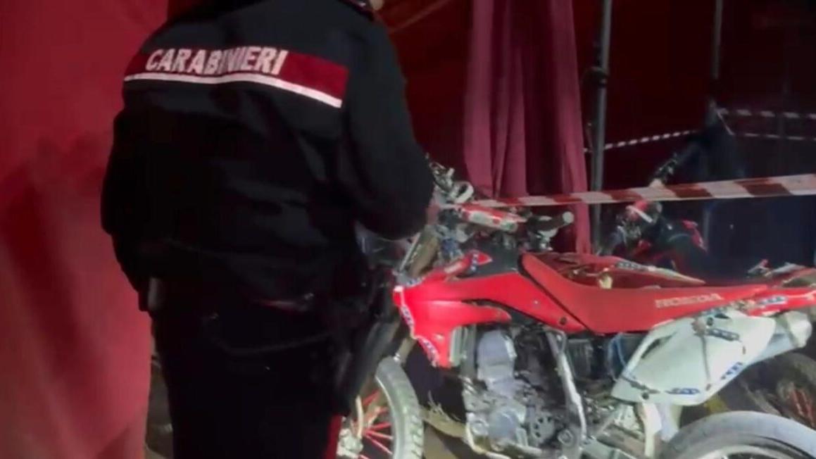 I carabinieri sul luogo della tragedia (foto carabinieri Napoli / Lapresse)