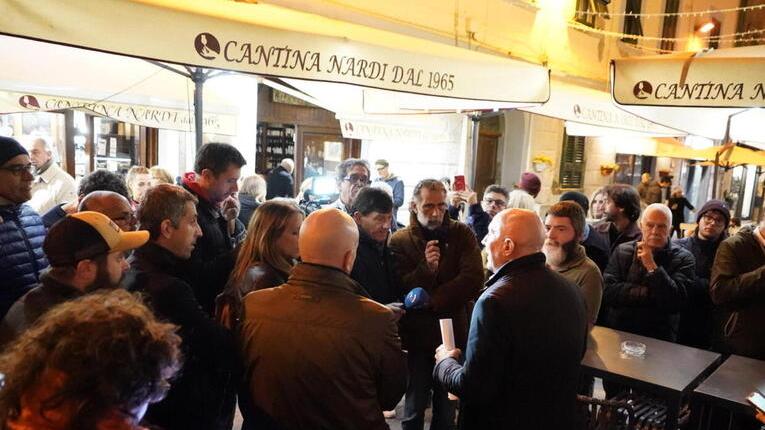 Giunta, commercianti e residenti in via Cambini (Foto Stick)