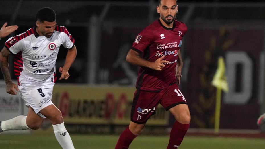 Riccardo Ladinetti in azione con la maglia del Pontedera: in casa del Bra ha fallito un calcio di rigore (foto Stick)