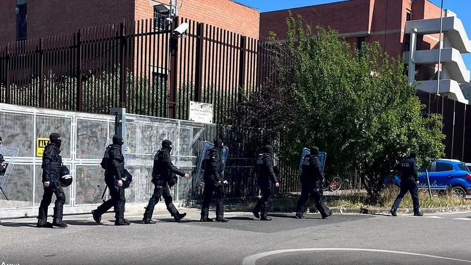 Prato, perquisizione di massa alla Dogaia: 800 agenti cercano droga e telefoni cellulari