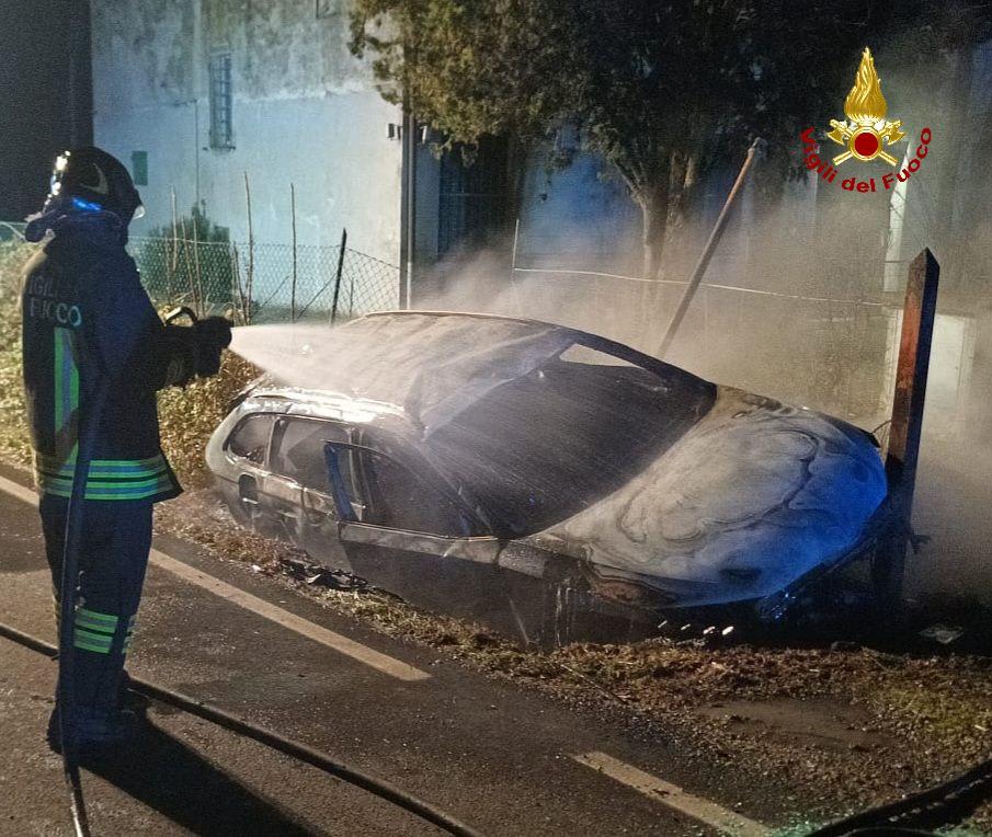 Auto finisce fuori strada e prende fuoco: un ferito
