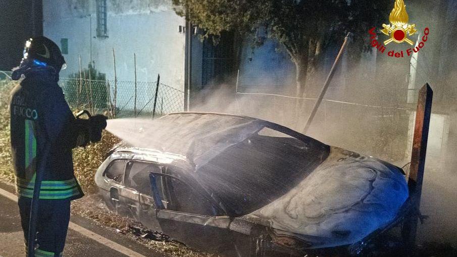 Auto finisce fuori strada e prende fuoco: due feriti