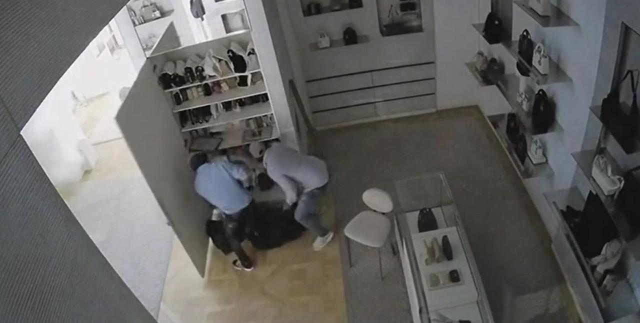 Firenze, maxi furto da 184mila euro in una boutique di Dior: tre arresti, caccia al quarto uomo