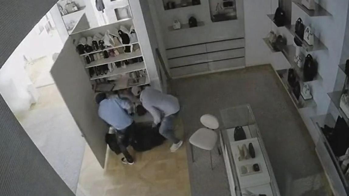 Firenze, maxi furto da 184mila euro in una boutique di Dior: tre arresti, caccia al quarto uomo