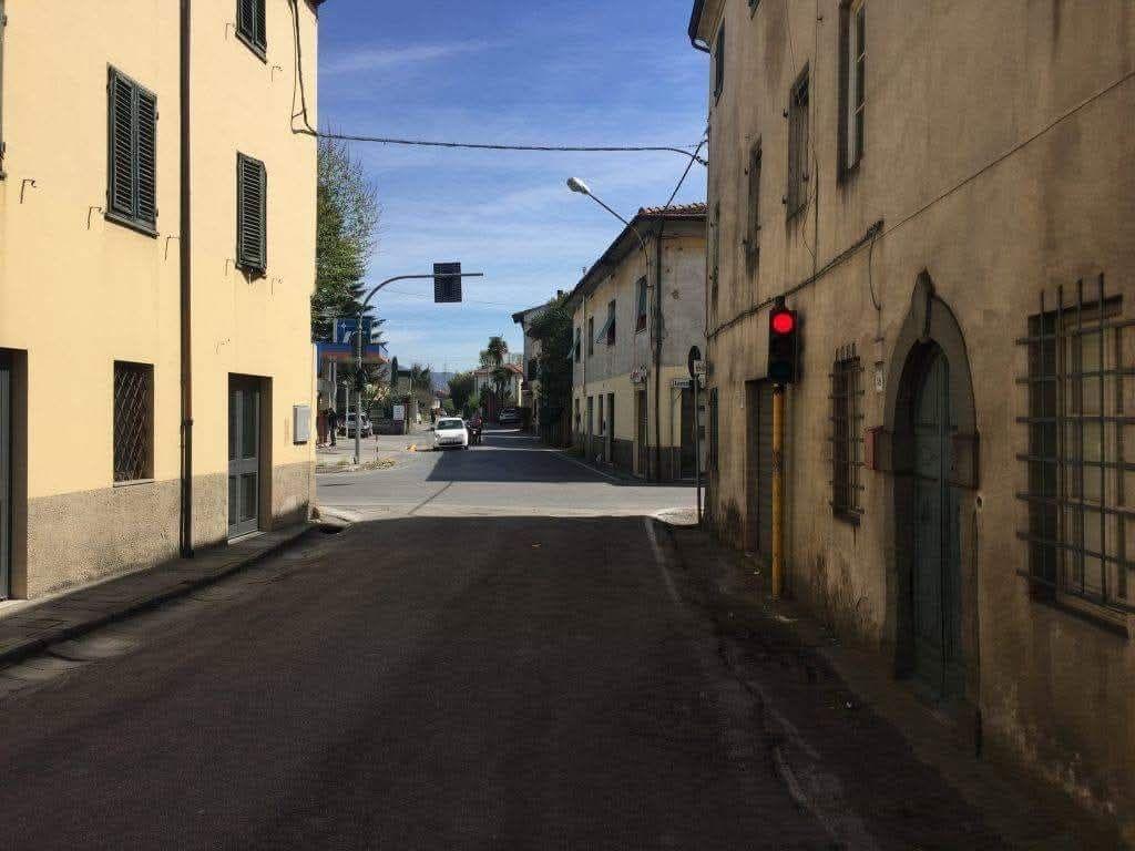 Lammari, chiuso per ore l’incrocio all’Osteria: tubo del gas rotto