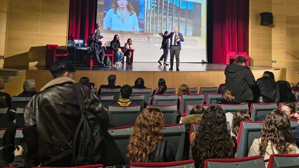 Tutti i pericoli della droga: la polizia ne parla con gli studenti