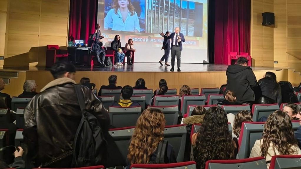 Tutti i pericoli della droga: la polizia ne parla con gli studenti