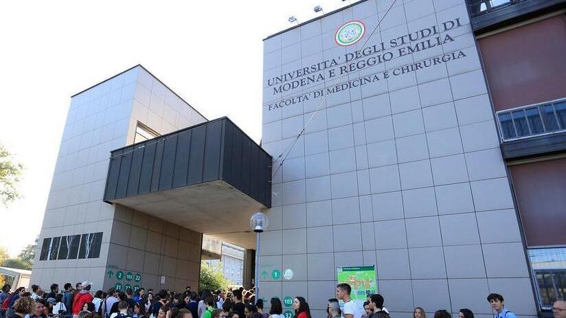 Dentro la chat degli aspiranti medici di UniMore dopo il test: accuse di copiaggi, tensioni e mille messaggi che raccontano la corsa