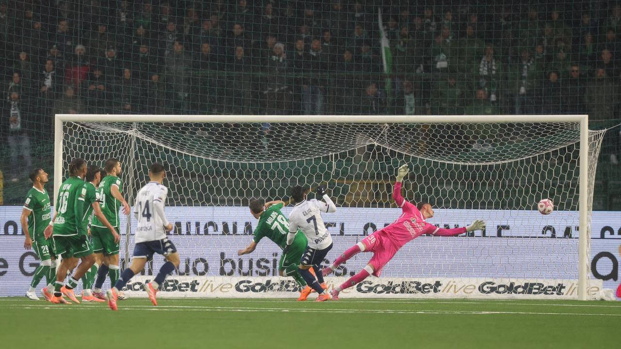 Il colpo di testa di Elia per l'1-0 dell'Empoli