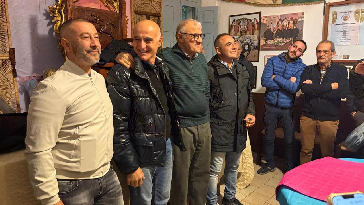 Graziano Pala (il secondo da sinistra) è il prossimo componidori del gremio dei falegnami