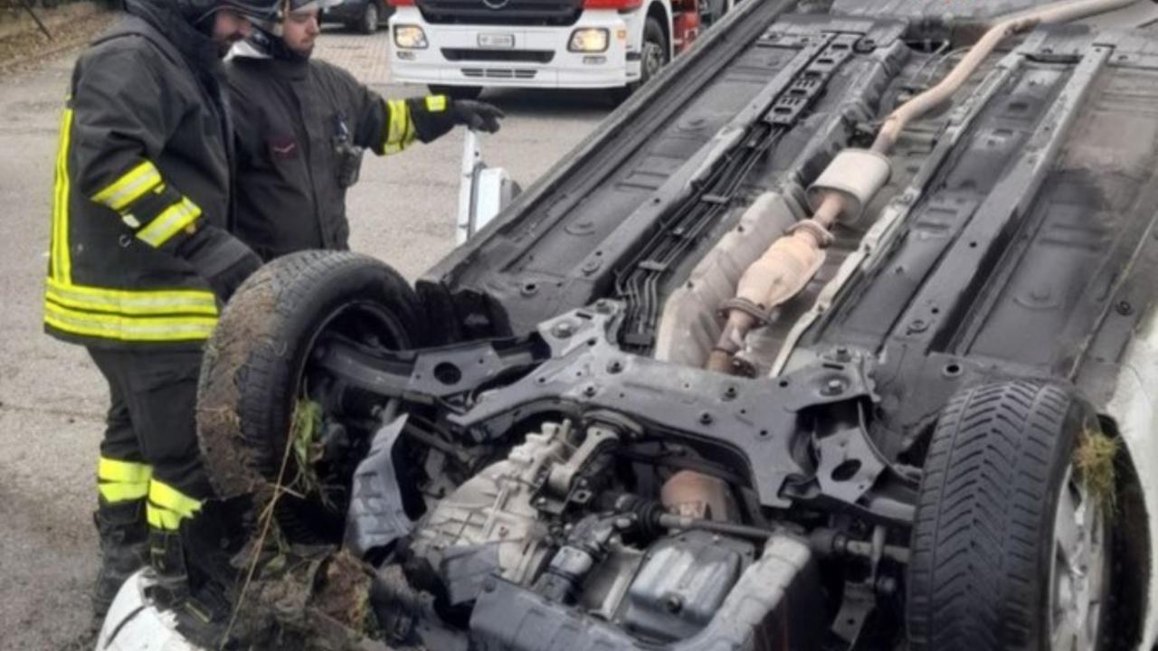 L'auto ribaltata