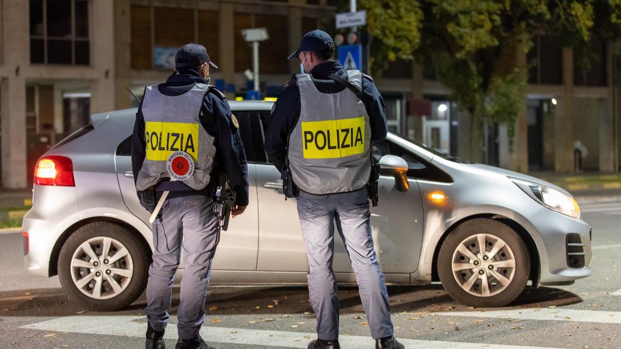 Ruba delle birre al Kafè Bacchelli, lo trovano mentre le sta bevendo