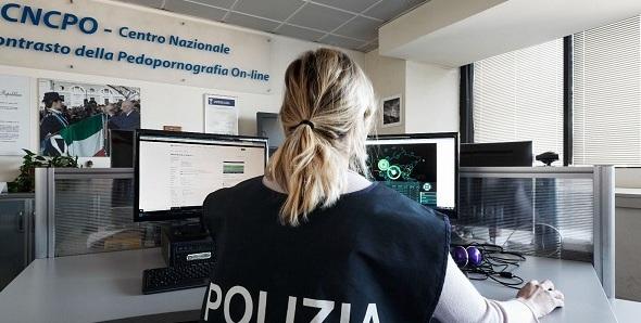 Bambina di 10 anni abusata da mamma e compagno: i video diffusi online