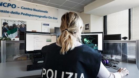 Bambina di 10 anni abusata da mamma e compagno: i video diffusi online
