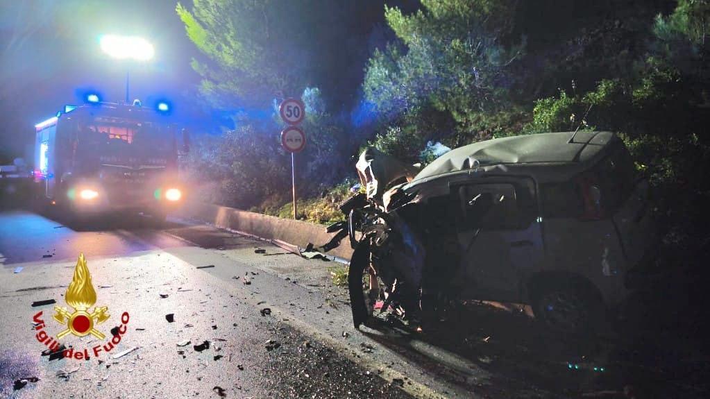 Scontro frontale fra auto sulla statale: due vittime e un ferito in gravi condizioni