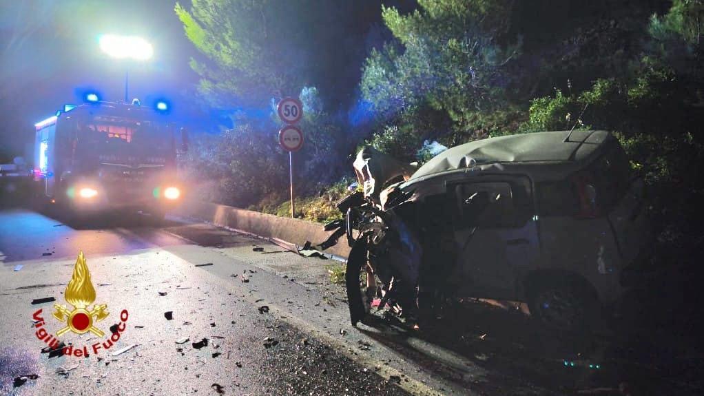 Scontro frontale fra auto sulla statale: due vittime e un ferito in gravi condizioni
