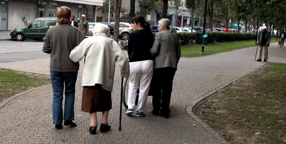 Badanti sempre più necessarie, ma a Ferrara una su due lavora in nero