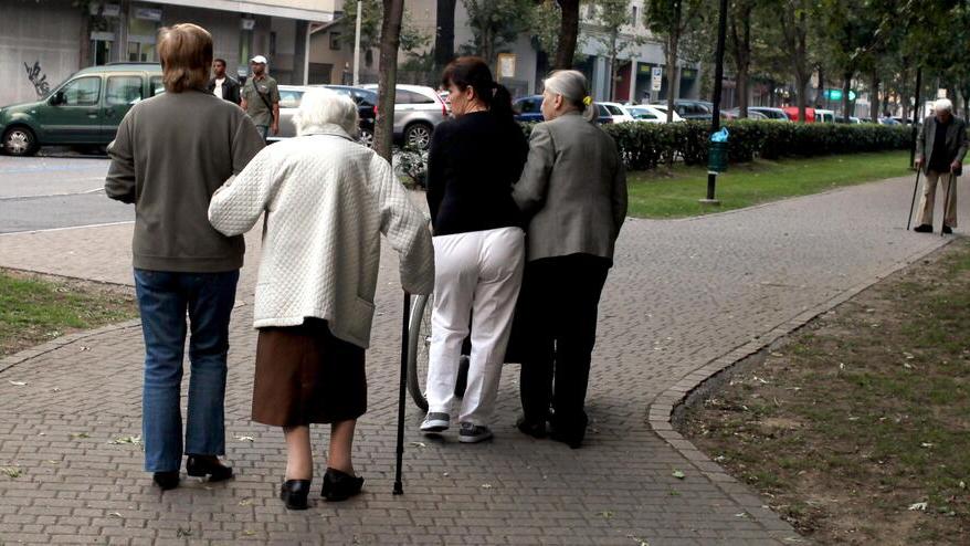 Badanti sempre più necessarie, ma a Ferrara una su due lavora in nero