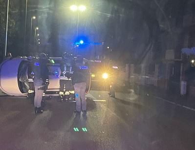 Livorno, auto ribaltata in via degli Oleandri
