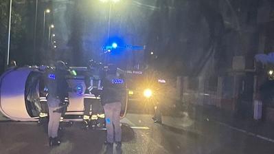 Livorno, auto ribaltata in via degli Oleandri