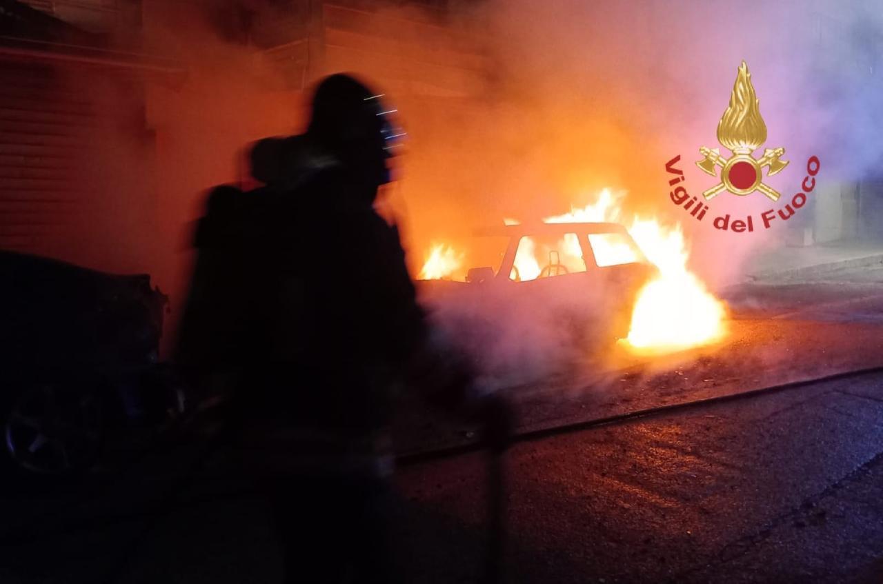 Attentato incendiario contro la polizia locale: distrutte tre auto
