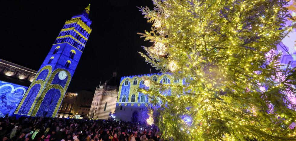 In piazza l’accensione dell’albero: Pistoia si tuffa nella magia del Natale – Il programma fino al 6 gennaio