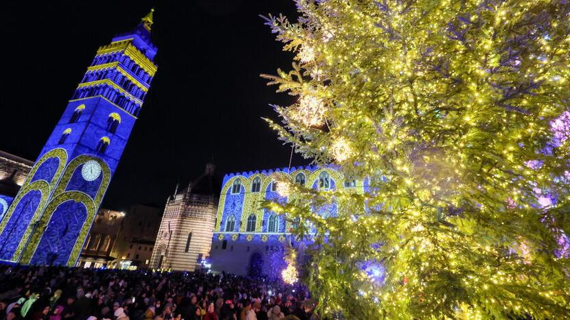In piazza l’accensione dell’albero: Pistoia si tuffa nella magia del Natale – Il programma fino al 6 gennaio