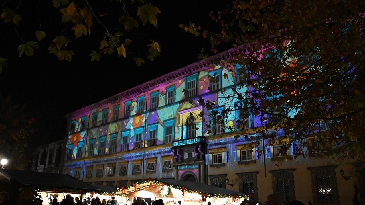 Lucca Magico Natale 2025, luci, musica e attrazioni nel centro storico. Pronta anche la pista di pattinaggio panoramica