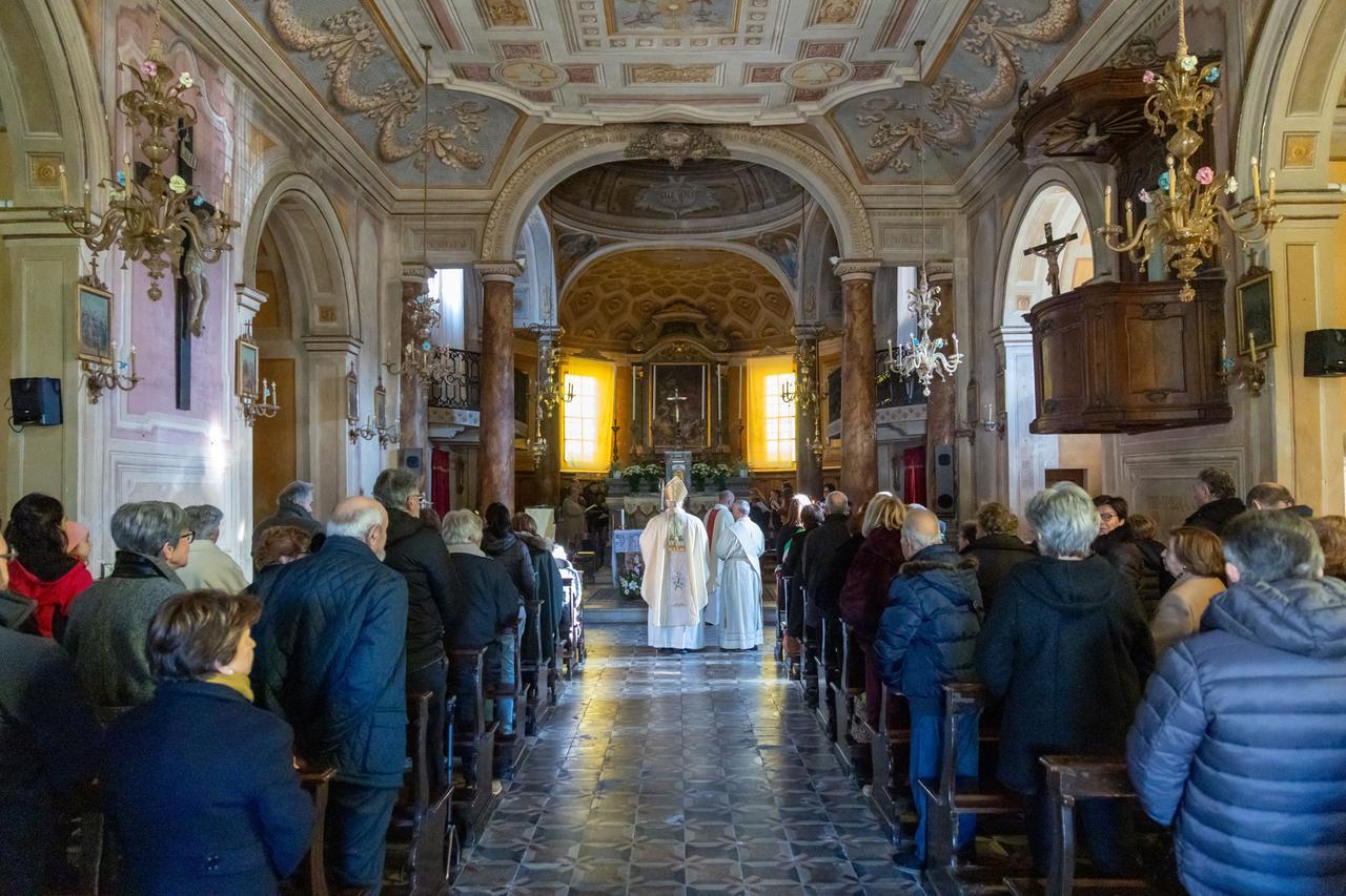 La chiesa di Gaibana riapre, il vescovo: «Che gioia tornare a casa»