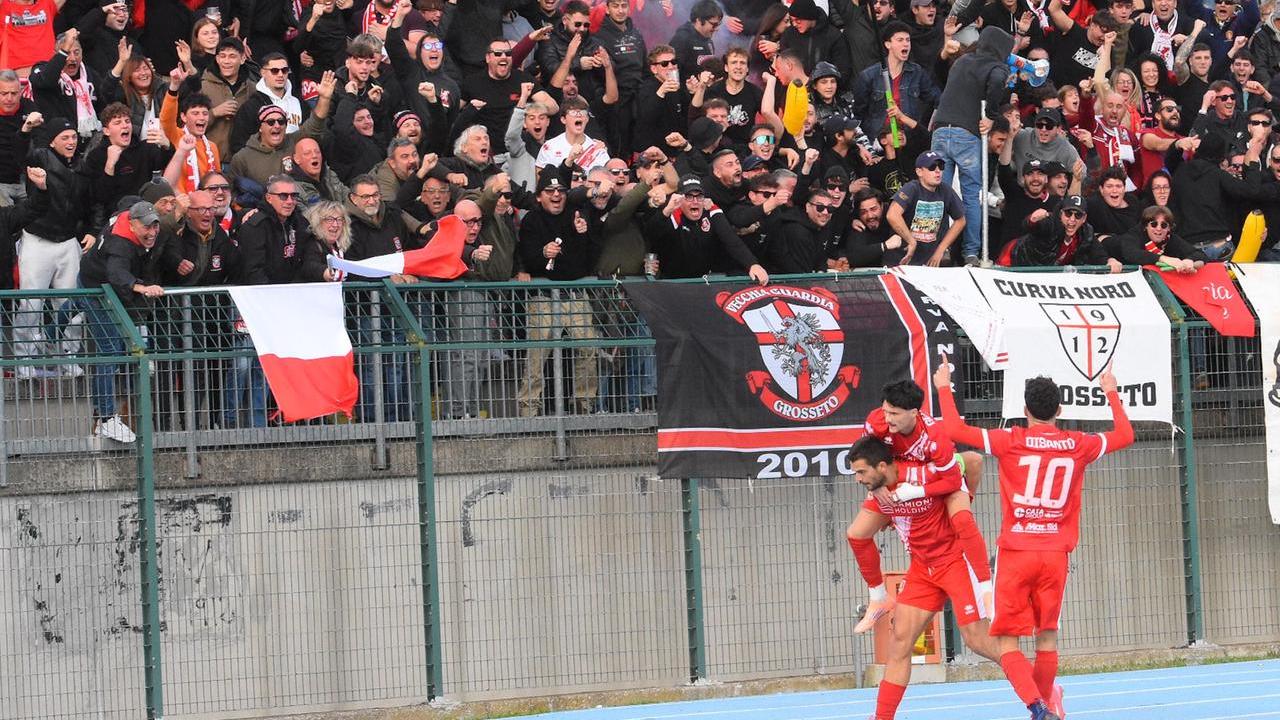 L'esultanza biancorossa (foto Agenzia Bf)