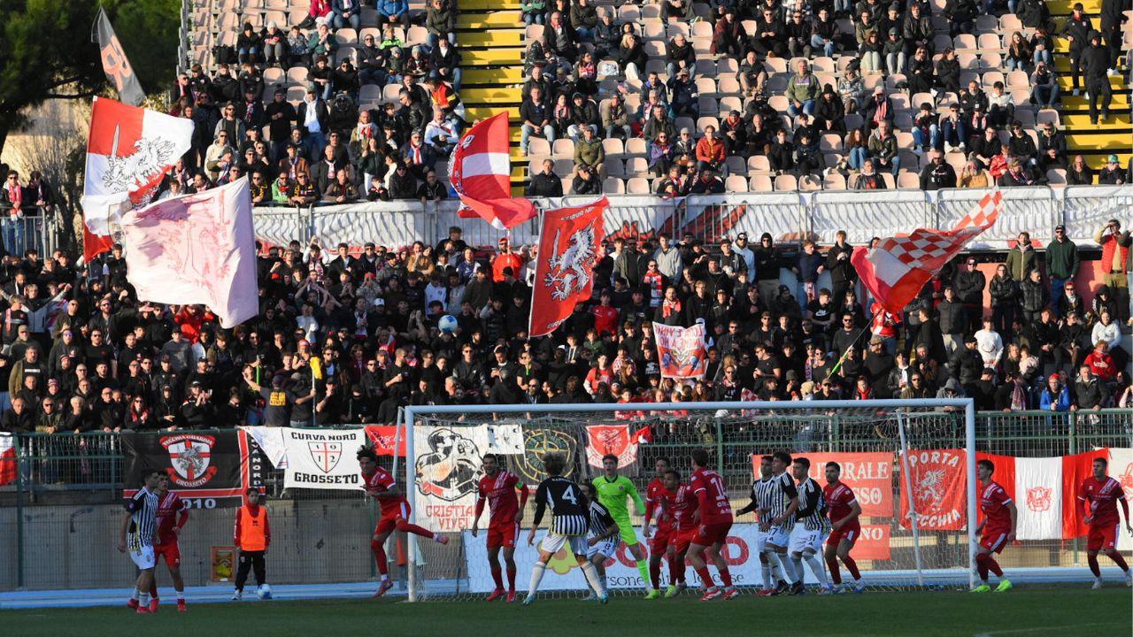 La curva gremita del Grosseto (Foto: AgenziaBF)